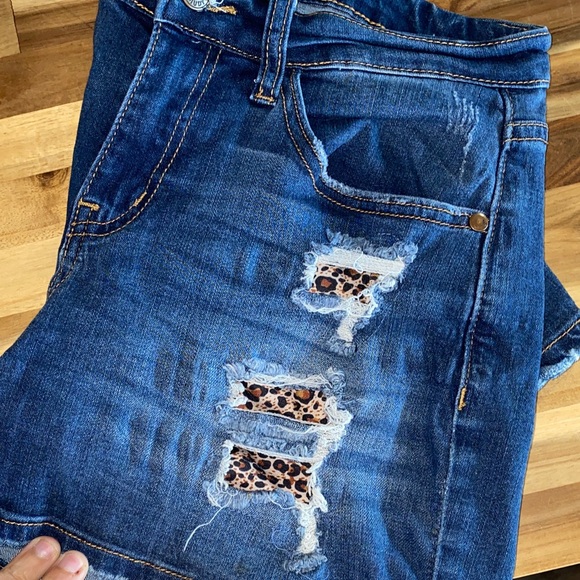 Judy Blue Dark Blue Distressed Denim Shorts with Leopard Details size Medium - Picture 4 of 7